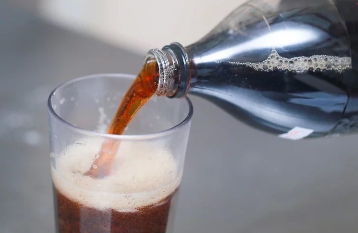 ve-sinh-bon-cau-bang-nuoc-cocacola
