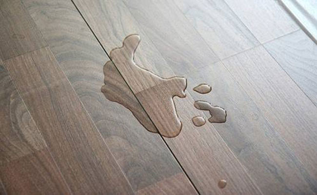 tẩy vết keo 502 trên sàn nhà